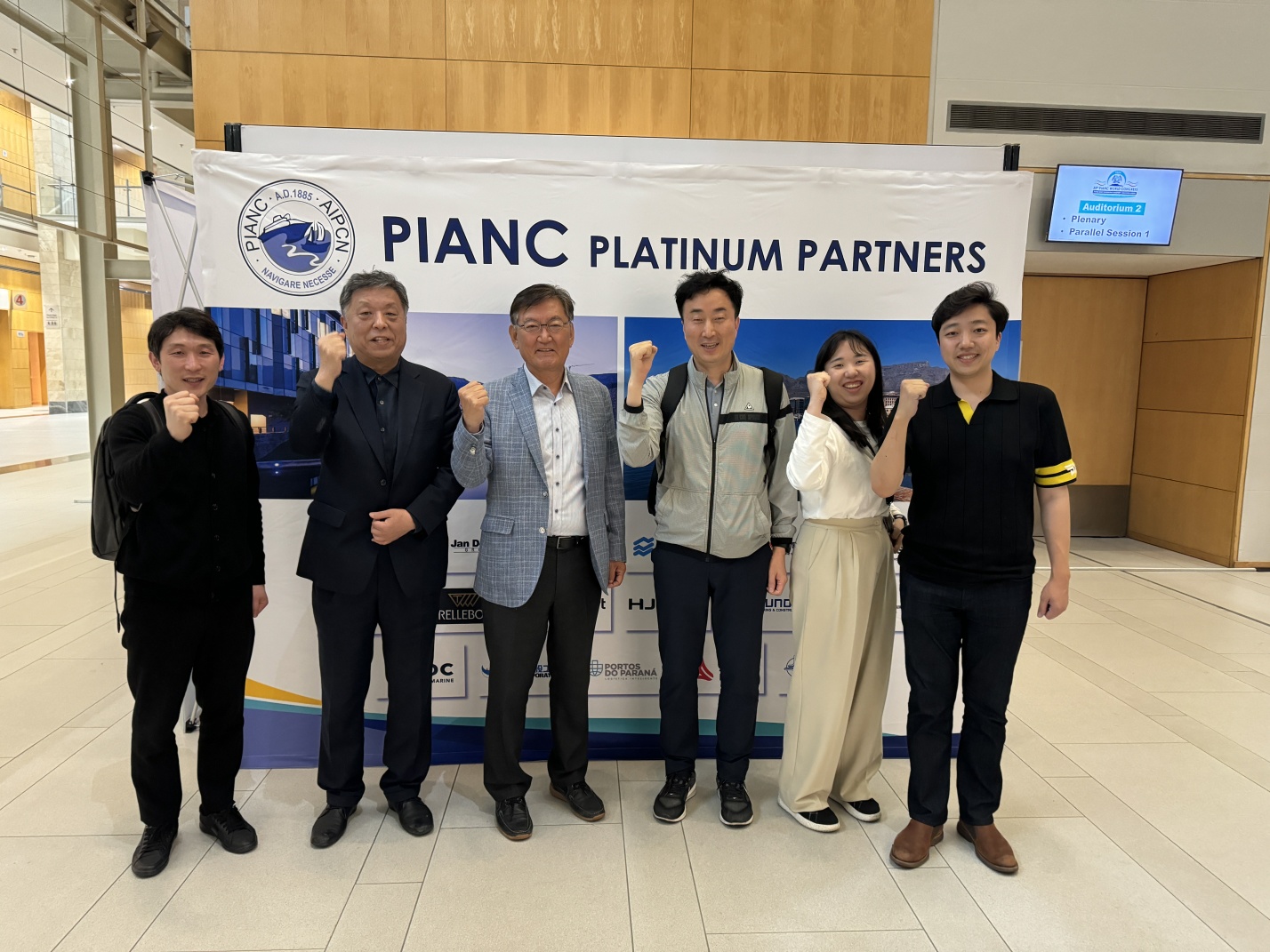 사진2_PIANC 세계회의(World Congress) 한국인 참석자(왼쪽에서 4번째 화승코퍼레이션 윤순환 상무).jpg
