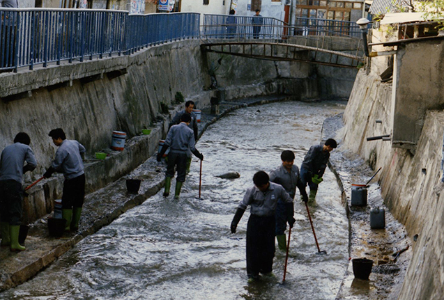 임직원 하천 정화 봉사활동 사진1