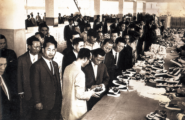 박정희 대통령 동양고무공업㈜ 방문 사진2