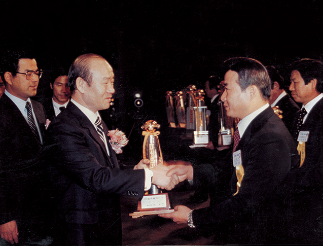 금탑산업훈장 수상 사진1