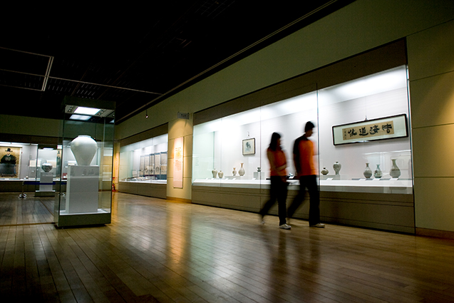 부산박물관 백자대호 전시 (윤당 현수명 회장 기증_2020년 국가지정보물 확정) 사진1