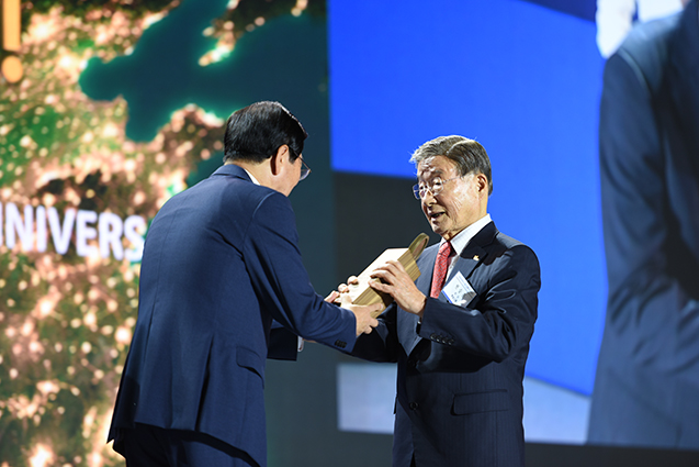 부산상공회의소 창립 130주년 기념 행사_현승훈 회장 특별공로상 수상 사진1