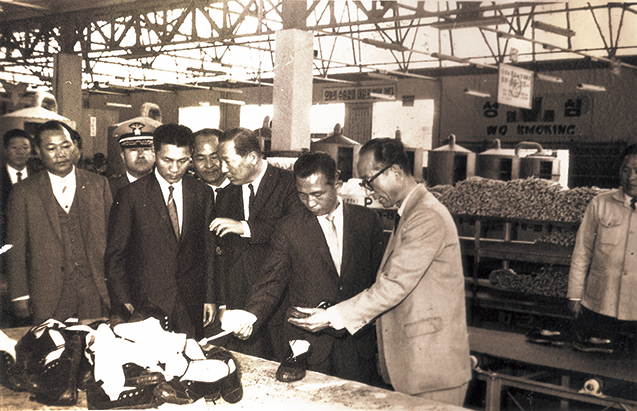 박정희 대통령 동양고무공업㈜ 방문 사진1